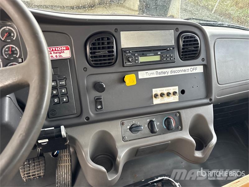 Freightliner M2 106 Platformas/izkraušana no sāniem