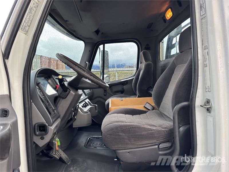 Freightliner M2 106 Platformas/izkraušana no sāniem