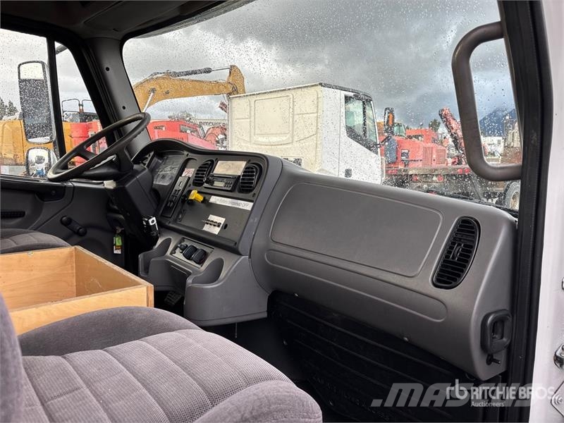 Freightliner M2 106 Platformas/izkraušana no sāniem