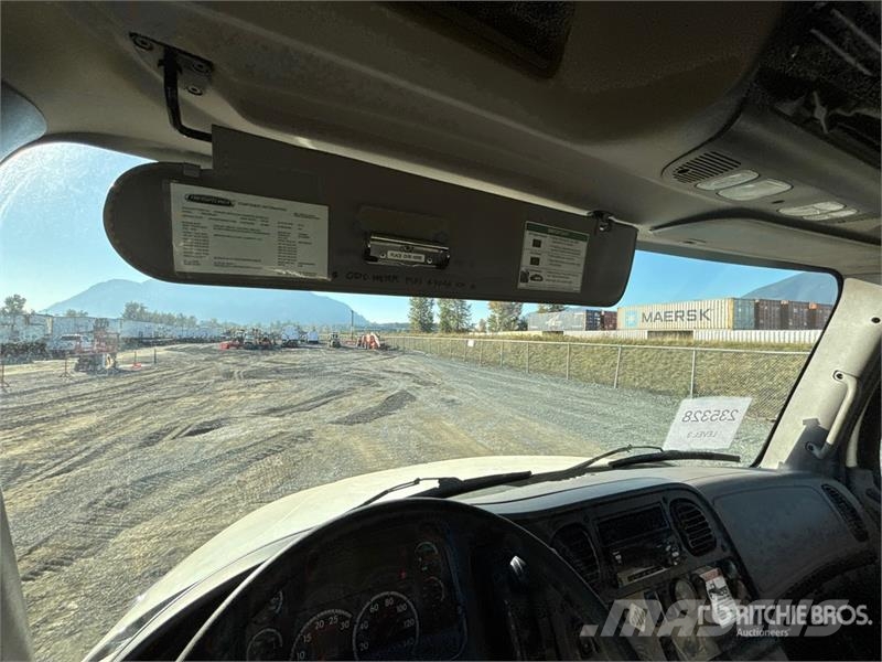 Freightliner M2106 4x2 Van Truck Dobozos teherautók