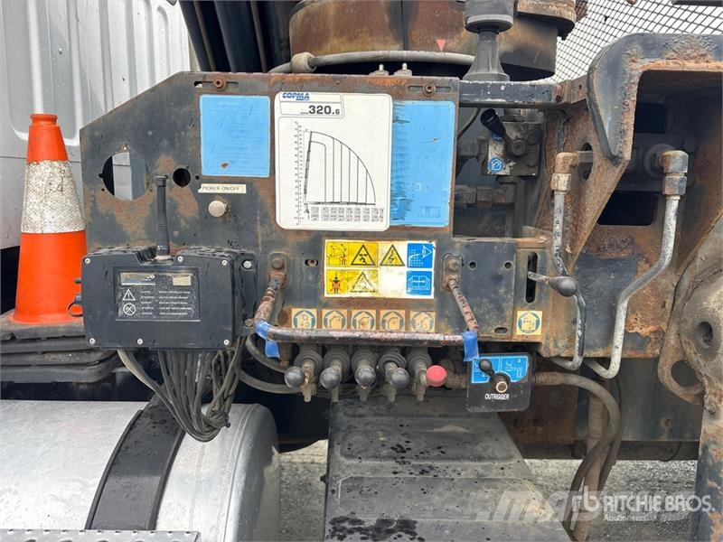 Freightliner M2112 Crane trucks