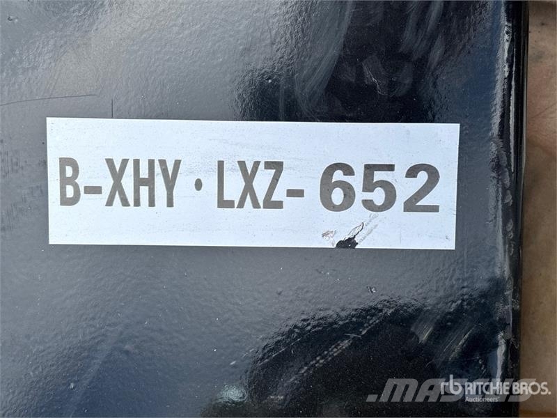 GIYI 12 in Mini Skid Steer Auger (Unused) Puurid
