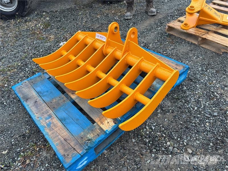  GIYI 44 in Cat 305 44 In Excavator Rake (Unused) Ancinho virador