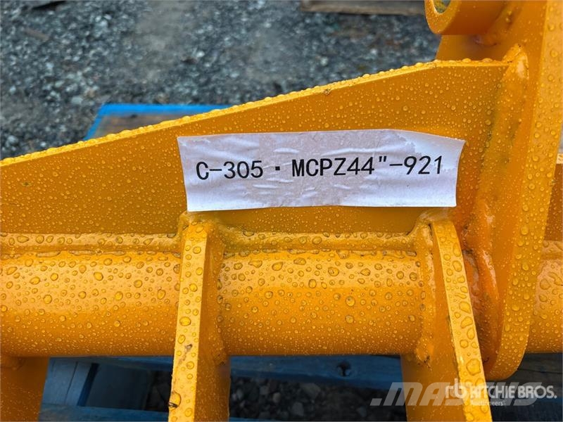  GIYI 44 in Cat 305 44 In Excavator Rake (Unused) Ancinho virador