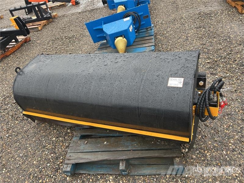  GIYI GY-BS72 72 in Skid Steer Sweeper (Unused) Cepillos