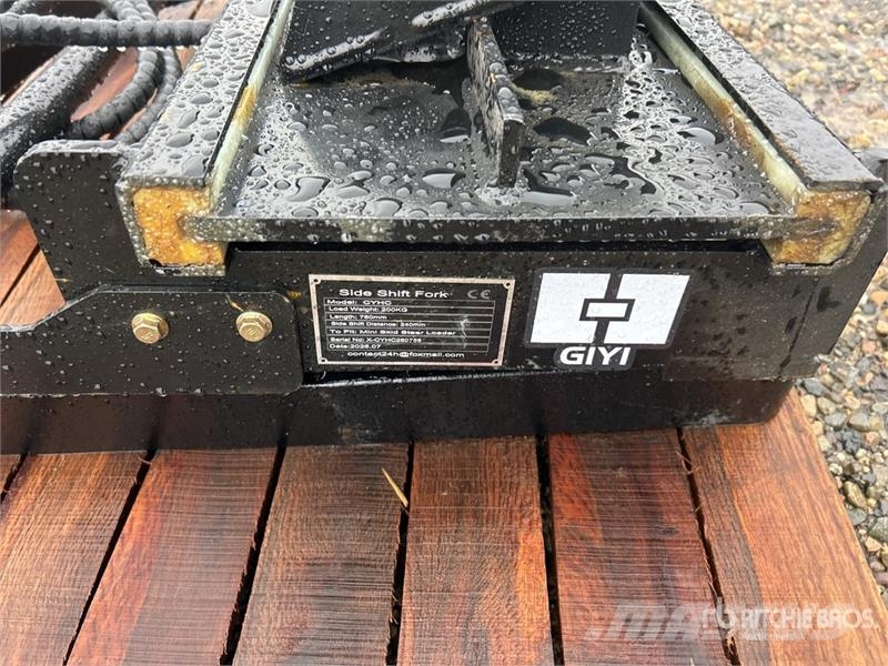 GIYI GY-CYHC 30 in Mini Skid Steer Forks (Unused) شوكات
