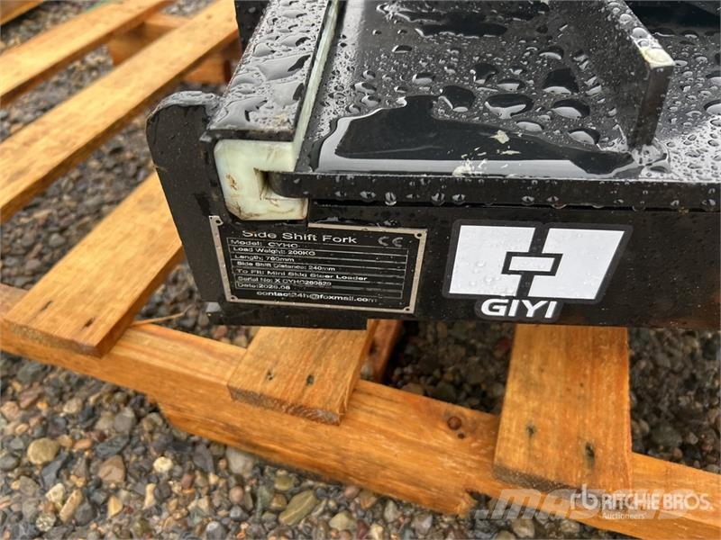  GIYI GY-CYHC 30 in Mini Skid Steer Forks (Unused) شوكات