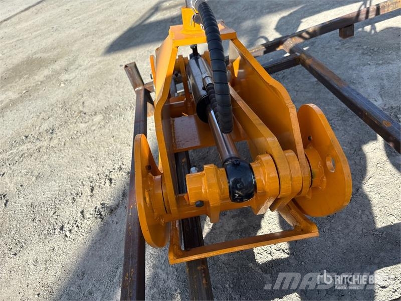  GIYI GY-RG63 30 in 2200 lb Rotating Skid Steer Gra Pinzas