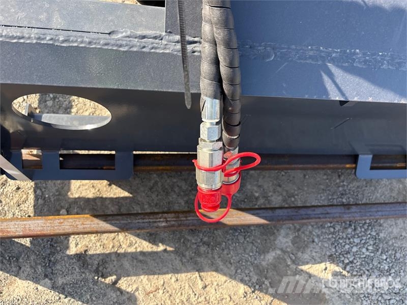  GIYI GY-RG63 30 in 2200 lb Rotating Skid Steer Gra Pinzas