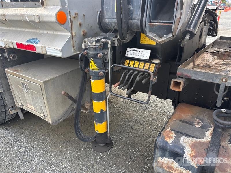 GMC 099 B-2 CLX 10900 lb Knuckle Boom on GMC C6500 4x2 Tovornjaki z žerjavom