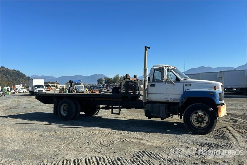GMC 7500 Top Kick 4x2 Flatbed Truck Platformas/izkraušana no sāniem