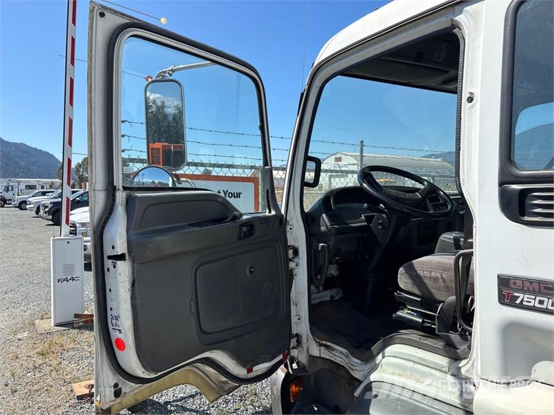 GMC T7500 4x2 Van Truck Kofferaufbau