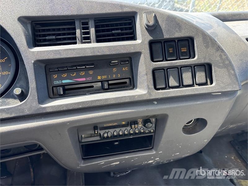 GMC T7500 4x2 Van Truck Kofferaufbau