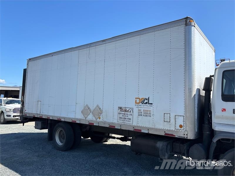 GMC T7500 4x2 Van Truck Kofferaufbau