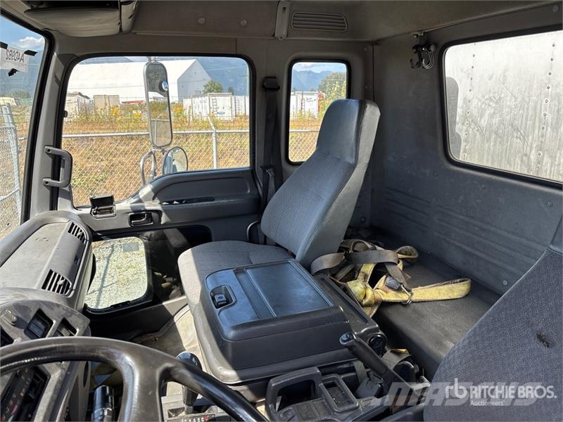 GMC T7500 4x2 Van Truck Kofferaufbau