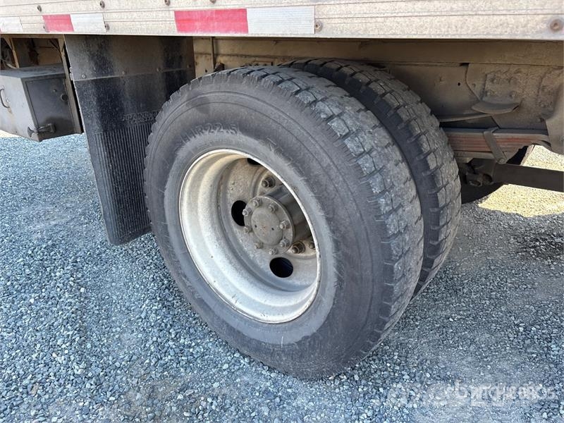GMC T7500 4x2 Van Truck Kofferaufbau