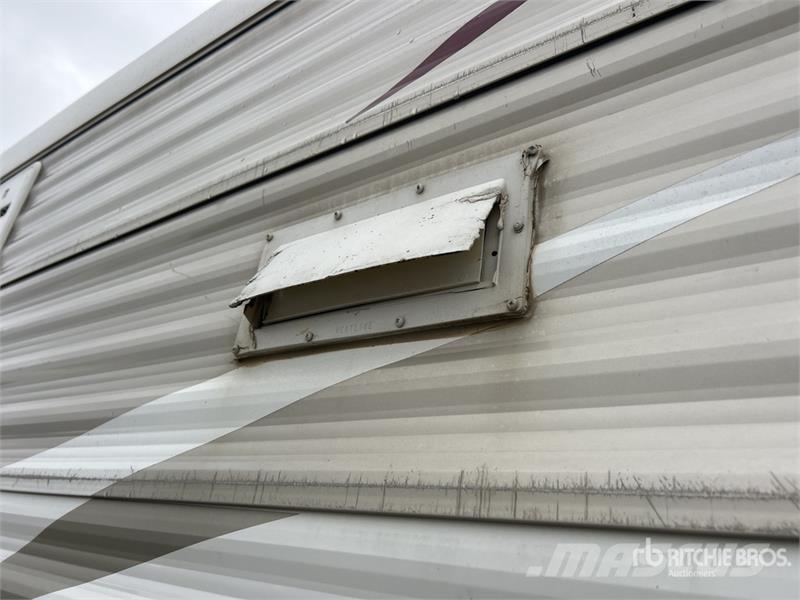 Heartland Trail Runner 35 ft T/A Travel Trailer Kitos priekabos