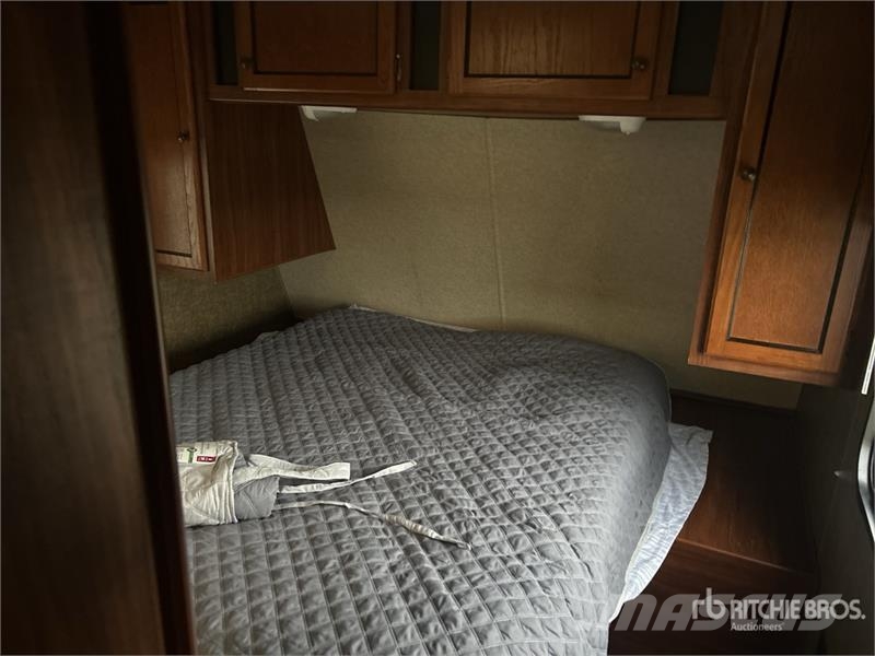 Heartland Trail Runner 35 ft T/A Travel Trailer Kitos priekabos