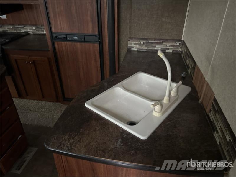 Heartland Trail Runner 35 ft T/A Travel Trailer Kitos priekabos
