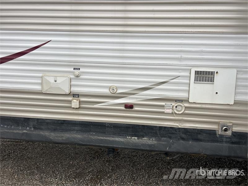 Heartland Trail Runner 35 ft T/A Travel Trailer Kitos priekabos