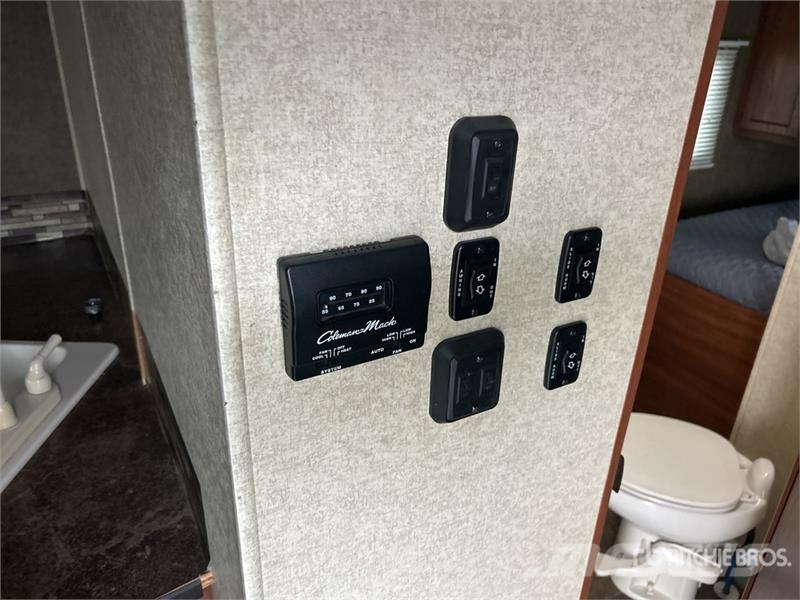 Heartland Trail Runner 35 ft T/A Travel Trailer Kitos priekabos
