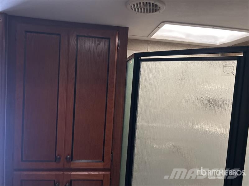 Heartland Trail Runner 35 ft T/A Travel Trailer Kitos priekabos