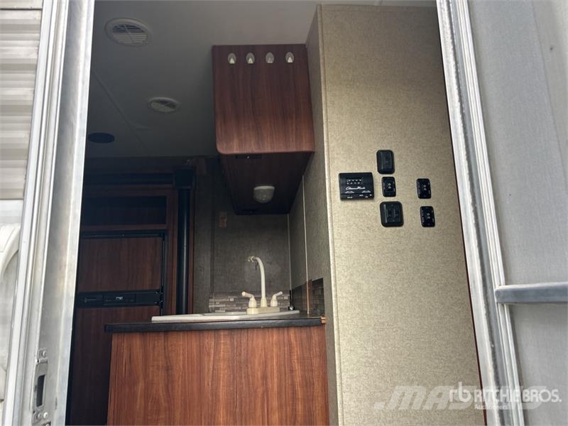 Heartland Trail Runner 35 ft T/A Travel Trailer Kitos priekabos