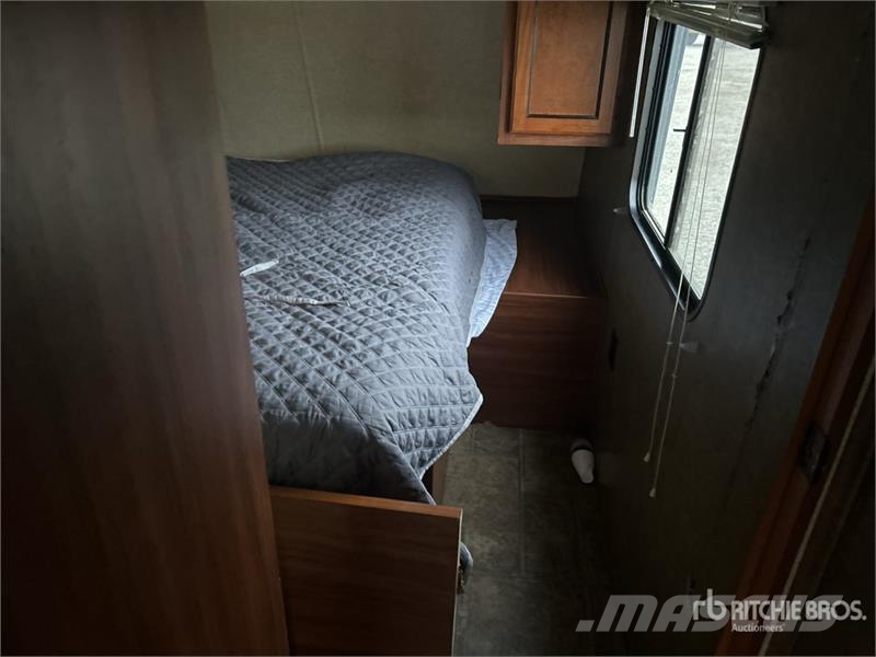Heartland Trail Runner 35 ft T/A Travel Trailer Kitos priekabos