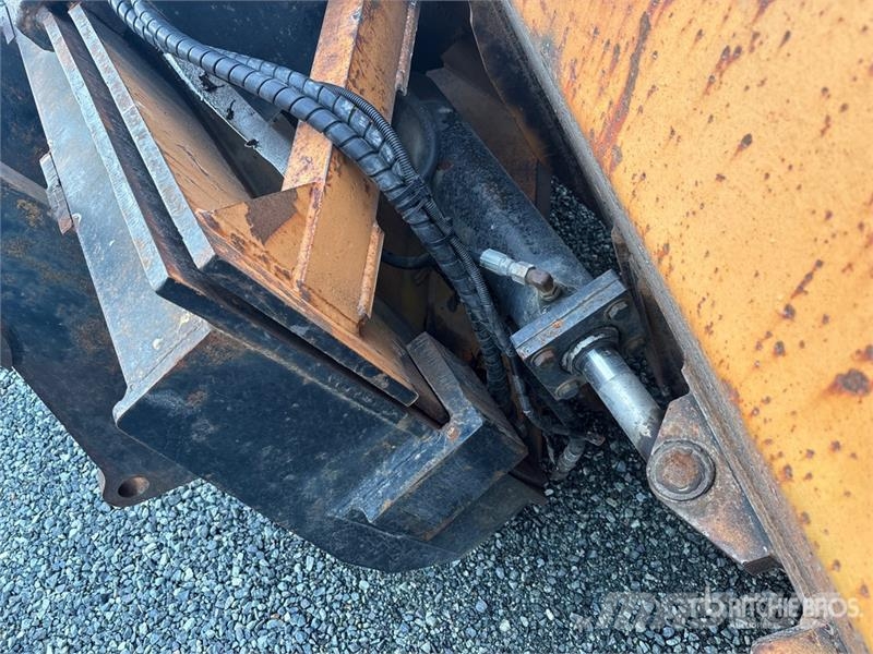 Henke 11 ft 8 in Power-V Snow Plow - Fits Wheel Loader Láminas y cuñas quitanieves
