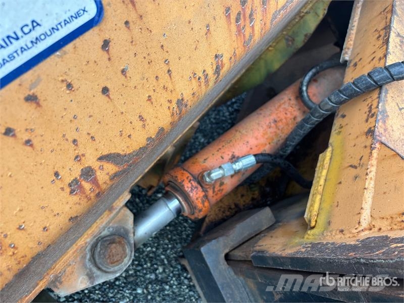 Henke 11 ft 8 in Power-V Snow Plow - Fits Wheel Loader Láminas y cuñas quitanieves