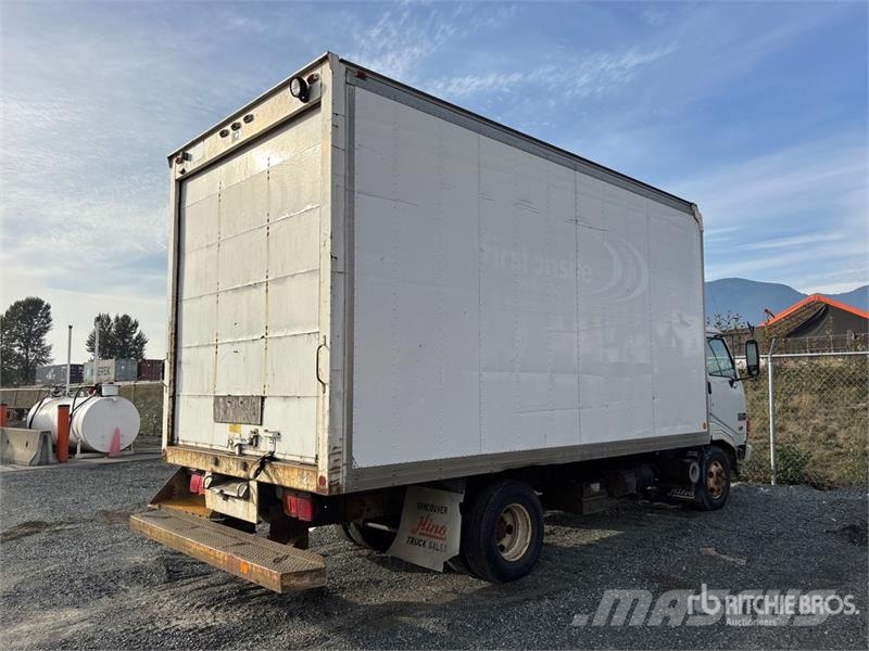 Hino FB1715 4x2 Van Truck Bakwagens met gesloten opbouw
