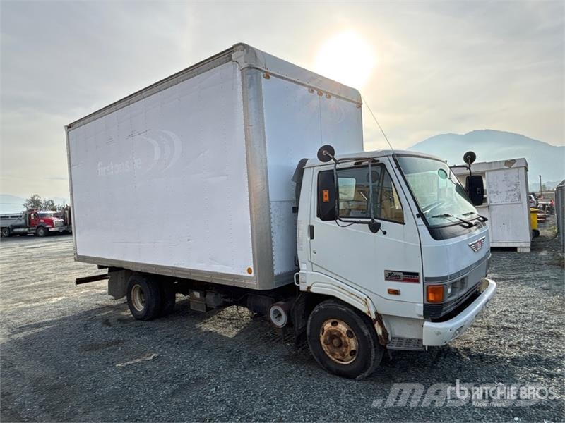 Hino FB1715 4x2 Van Truck Bakwagens met gesloten opbouw