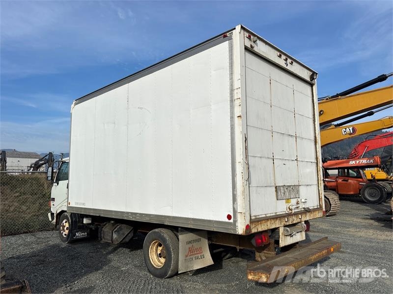Hino FB1715 4x2 Van Truck Bakwagens met gesloten opbouw