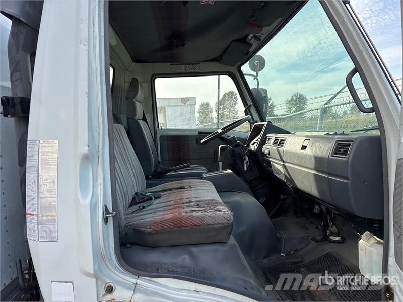 Hino FB1715 4x2 Van Truck Bakwagens met gesloten opbouw