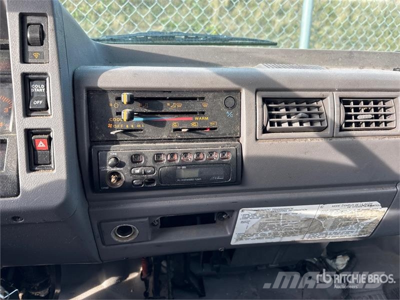 Hino FB1715 4x2 Van Truck Bakwagens met gesloten opbouw