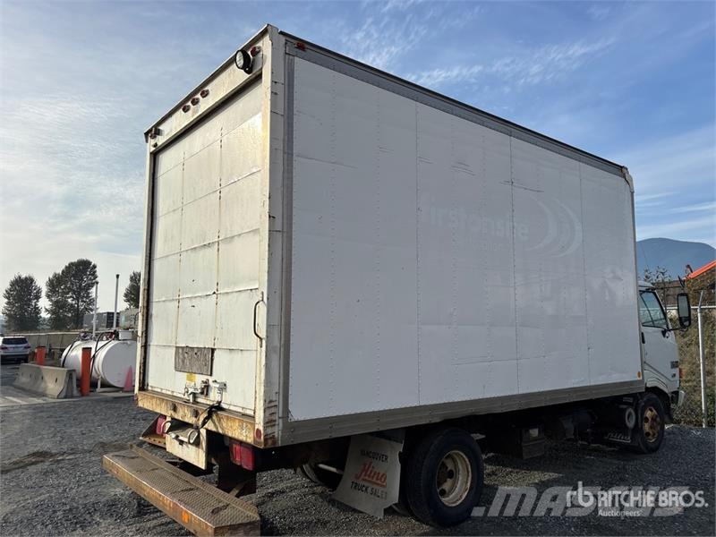 Hino FB1715 4x2 Van Truck Bakwagens met gesloten opbouw