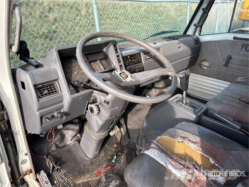 Hino FB1715 4x2 Van Truck Bakwagens met gesloten opbouw