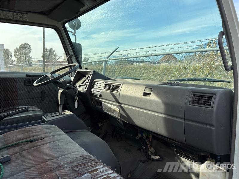 Hino FB1715 4x2 Van Truck Bakwagens met gesloten opbouw