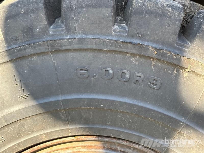 Hyster H50XT 4800 lb Pneumatic Tire Forklift Targoncák-Egyéb
