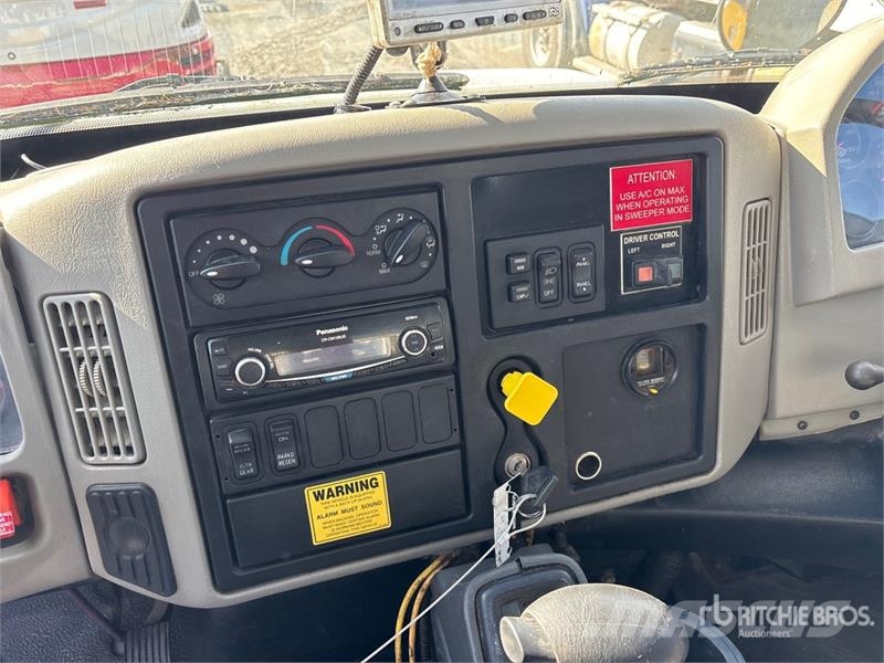 International 4300M7 شاحنات كاسحة