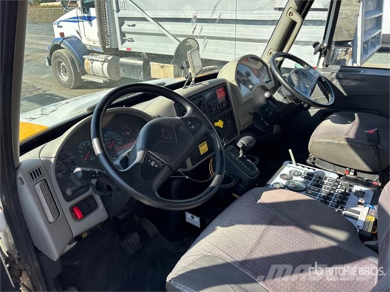 International 4300M7 شاحنات كاسحة