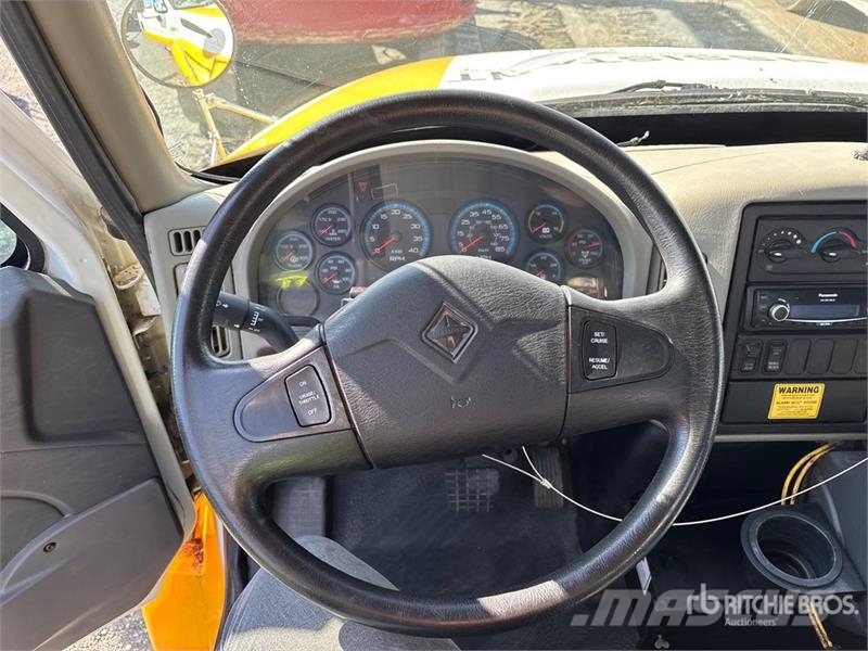 International 4300M7 شاحنات كاسحة