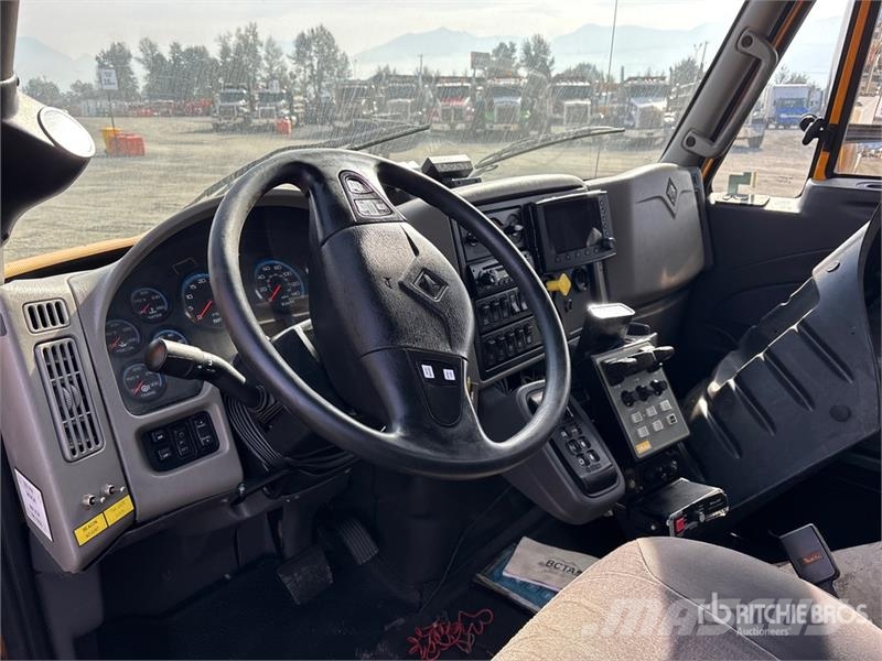 International 4400 Комбинированные дорожные машины
