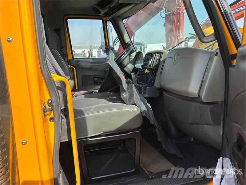 International 4400 Комбинированные дорожные машины