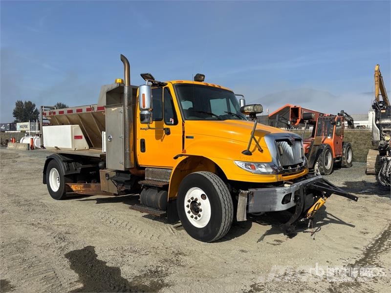 International 4400 Комбинированные дорожные машины