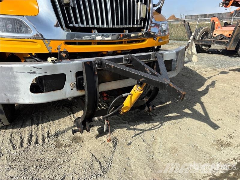 International 4400 Комбинированные дорожные машины
