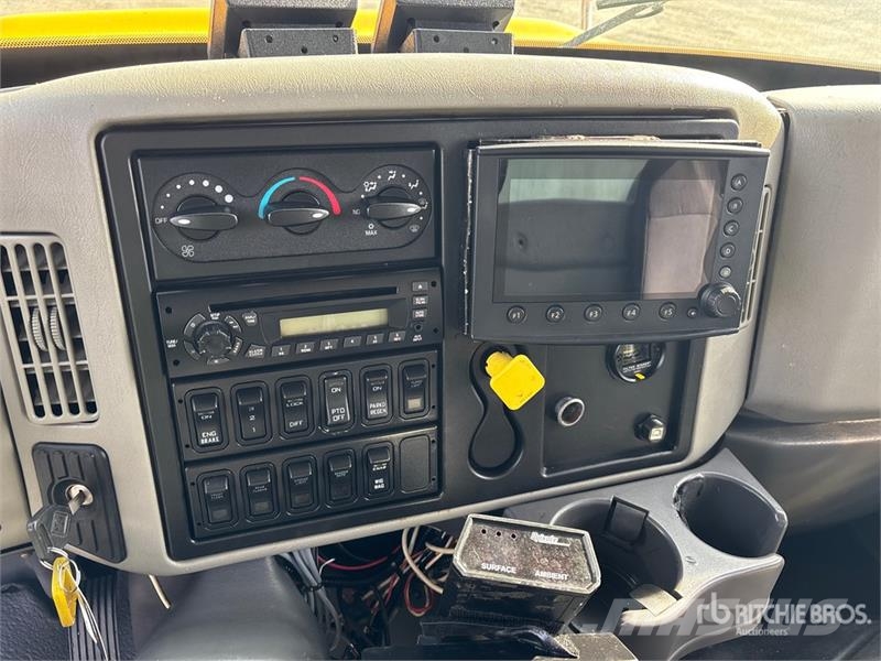 International 4400 Комбинированные дорожные машины