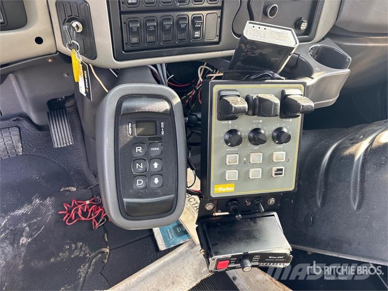 International 4400 Комбинированные дорожные машины