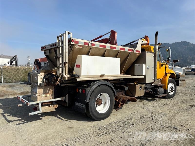 International 4400 Комбинированные дорожные машины