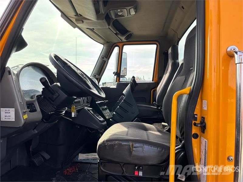 International 4400 Комбинированные дорожные машины